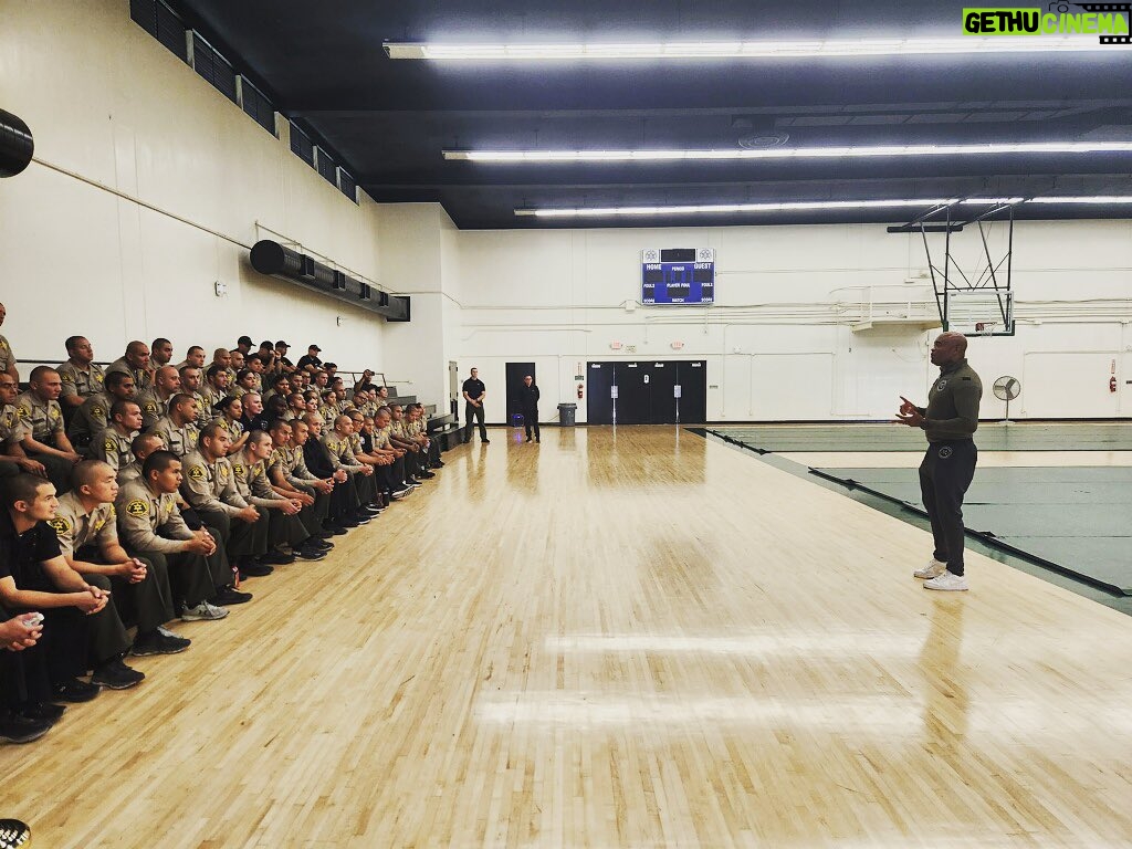 Anderson Silva Instagram - Los Angeles Sheriff s Department Hoje foi um dia verdadeiramente especial, com o surgimento de uma nova geração. Tive o privilégio de estar ao lado desses jovens policiais, testemunhando de perto todo o esforço que cada um deles investiu em uma das últimas instruções que receberam. Today was a truly special day, with a new generation emerging. I had the privilege of being alongside these young police officers, witnessing up close the dedication that each of them put into one of their final instructions