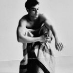 André Lamoglia Instagram - @bazaarbr <3 . Fotografia: @ivanerick Direção criativa: @josephinecho_ Styling: @brunouchoa21 Beleza: @suabreup Assistente de fotografia: Diego Lima Assistentes de produção e styling: Guilherme Cevidades (@gcevidanes), @elavarg e Laura Cavalcanti Assistente de set: Gabriella Travassos (@gabibou) Produção executiva: @zucahub Set designer: @hugstex Tratamento de imagem: @PhilipeMortosa Assessoria de Imprensa: @brunabrandaocom Agenciamento: @salesproducoes