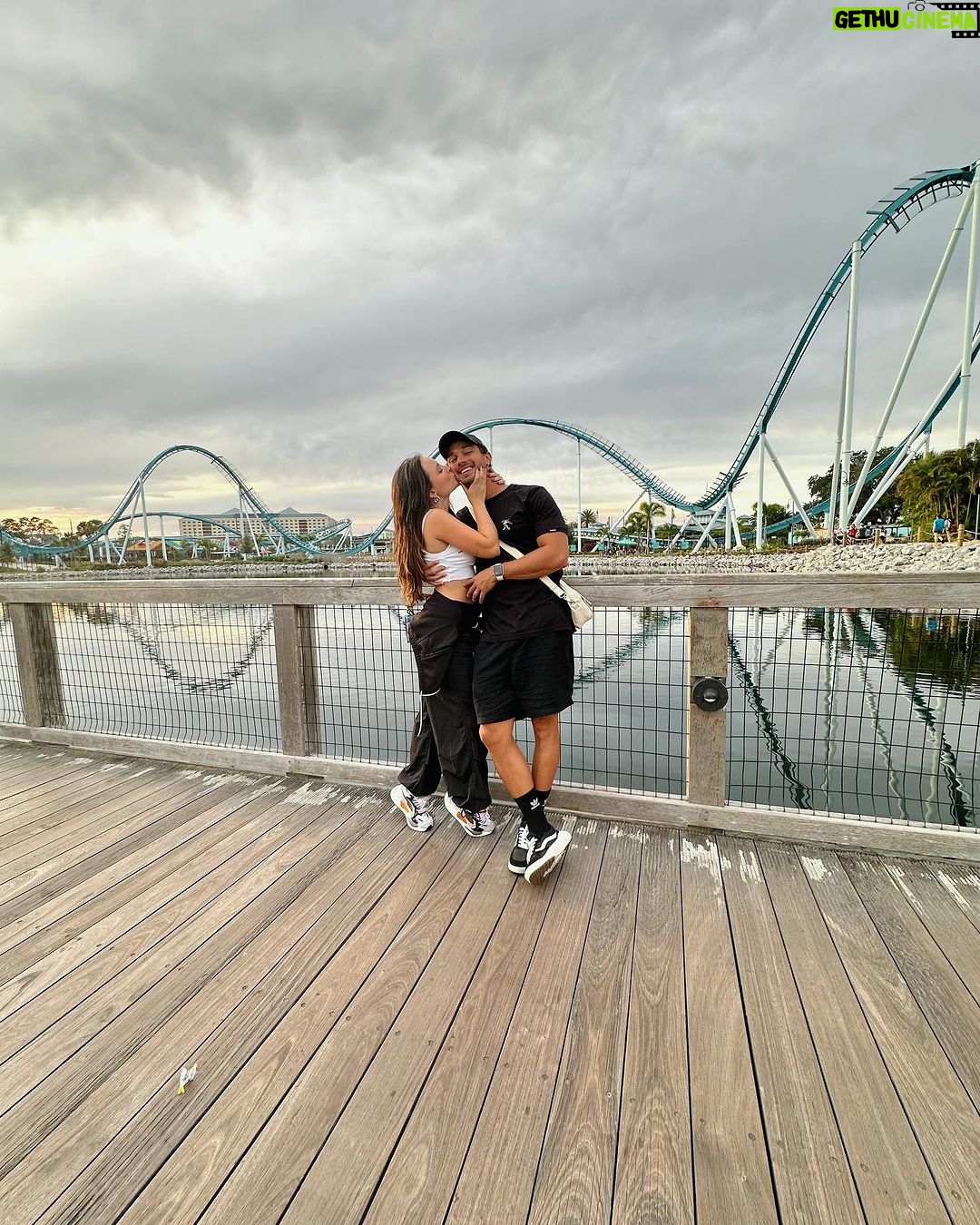 André Luiz Frambach Instagram - Dia de muita aventura nessas montanhas russas do @seaworldorlandobr Ah, e se estiver por aqui entre 2 de fevereiro e 19 de maio, você pode aproveitar o festival gastronômico Seven Seas Food Festival, que conta com um menu inspirado em todas as partes do mundo, shows ao vivo e muito entretenimento para toda a família. O evento acontece em datas selecionadas e já está incluído no ingresso do parque. Alimentos e bebidas são vendidos separadamente. Não perca essa oportunidade de se divertir, saborear pratos deliciosos e ainda aprender sobre diferentes culturas 🌊