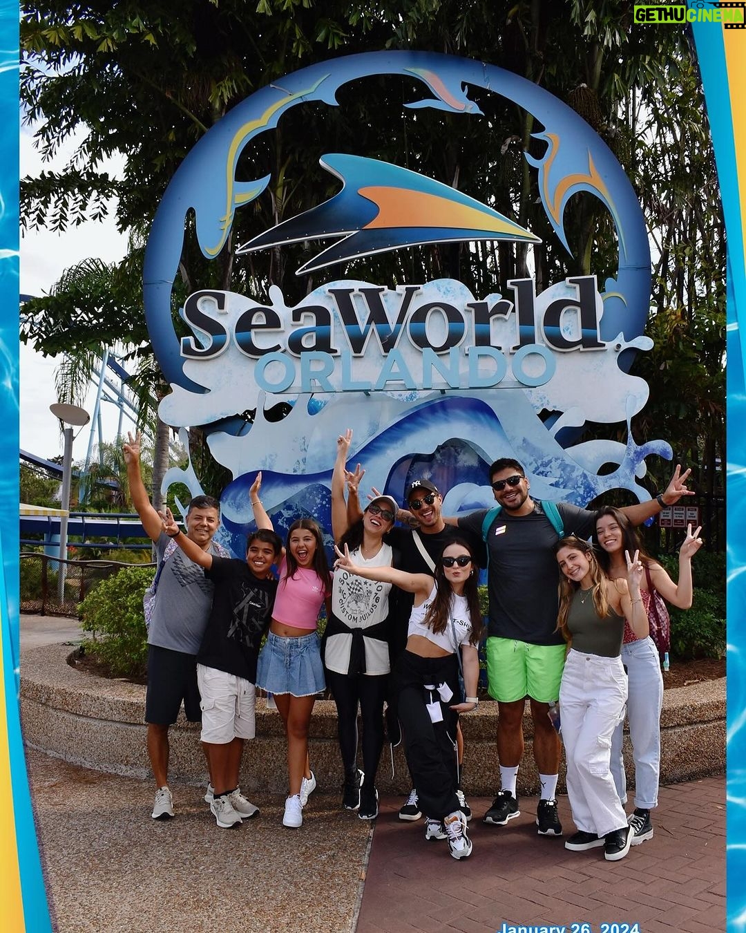 André Luiz Frambach Instagram - Dia de muita aventura nessas montanhas russas do @seaworldorlandobr Ah, e se estiver por aqui entre 2 de fevereiro e 19 de maio, você pode aproveitar o festival gastronômico Seven Seas Food Festival, que conta com um menu inspirado em todas as partes do mundo, shows ao vivo e muito entretenimento para toda a família. O evento acontece em datas selecionadas e já está incluído no ingresso do parque. Alimentos e bebidas são vendidos separadamente. Não perca essa oportunidade de se divertir, saborear pratos deliciosos e ainda aprender sobre diferentes culturas 🌊