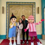 André Luiz Frambach Instagram – Dia de muita diversão na @universaldestinationsbrasil 🌍 Pensa numa dupla que ama simulador e montanha russa? Eu sei que você pensou em nós hahahah 🎢 Aqui a gente não arrega nada e ainda pede de novo! AMAMOS ESSE DIA DE AVENTURA 💙 Universal Studios Orlando