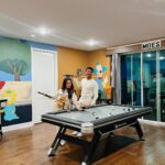 André Luiz Frambach Instagram – CHEGAMOS ORLANDOOOO ❤️ Já começamos a viagem chocados com tudo que a nossa casinha nos oferece! Tem fliperama, quartos temáticos, cinema, piscina…TUDO! Já estamos vivendo um sonho ✨ Gratos por essa experiência maravilhosa @onlivacation 🙏 BORA VIVER ESSES PRÓXIMOS DIAS!