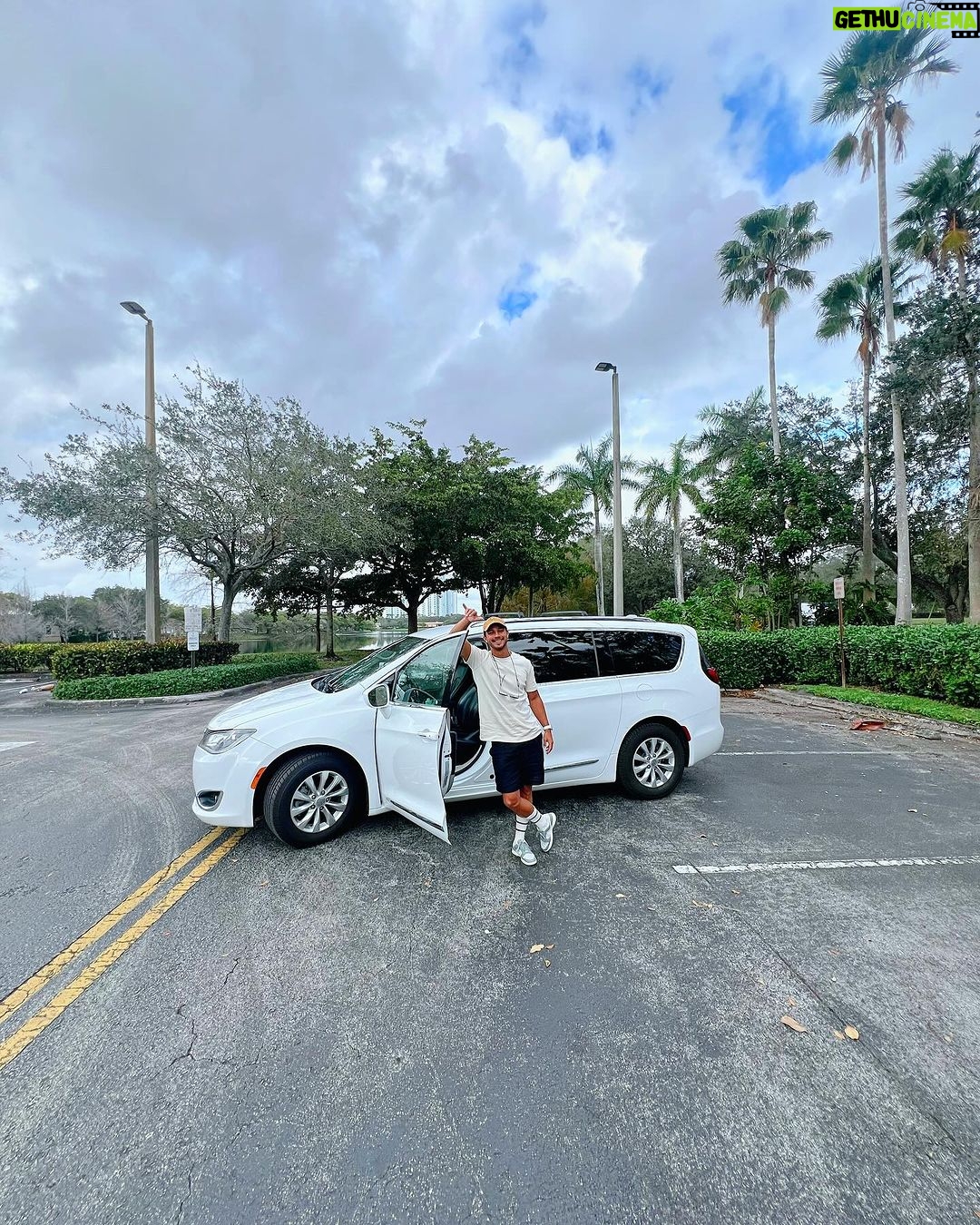André Luiz Frambach Instagram - Partiu Orlando familiaaa! Chegamos em Miami e graças a @floridarentalcar conseguimos um carro que desse todo mundo e principalmente todas as malas, além disso conseguimos também pegar a estrada com conforto, tranquilidade e segurança pra chegarmos em Orlando! Obrigado demais rapaziada!! Florida