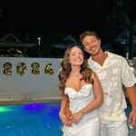 André Luiz Frambach Instagram – 2023 foi um ano cheio de aventuras acima de tudo, um ano com muitos desafios, porém, um ano com muitas conquistas e realizações: ano do meu casamento, ano de 2 filmes no cinema nacional, ano que voltei pros palcos, ano que perdi uma irma(loira), e uma filha( meguinha) ano que realmente por diversos momentos fez a gente querer rebater, provar a verdade, mas que ensinou que acima de tudo precisamos ter AMOR, companheirismo, compreensão e força! Força pra passar por tudo e permanecer unido, força pra não se importar com as mentiras e falácias e força pra conseguir seguir em frente realizando tantos sonhos!! Que 2024 seja repleto de desafios tbm, porque papai do céu só dá uma cruz pra quem consegue carregar, e levo esse 2023 com o MAIOR AMOR DO MUNDO! EU CASEEEEI ❤️❤️💥💥💥