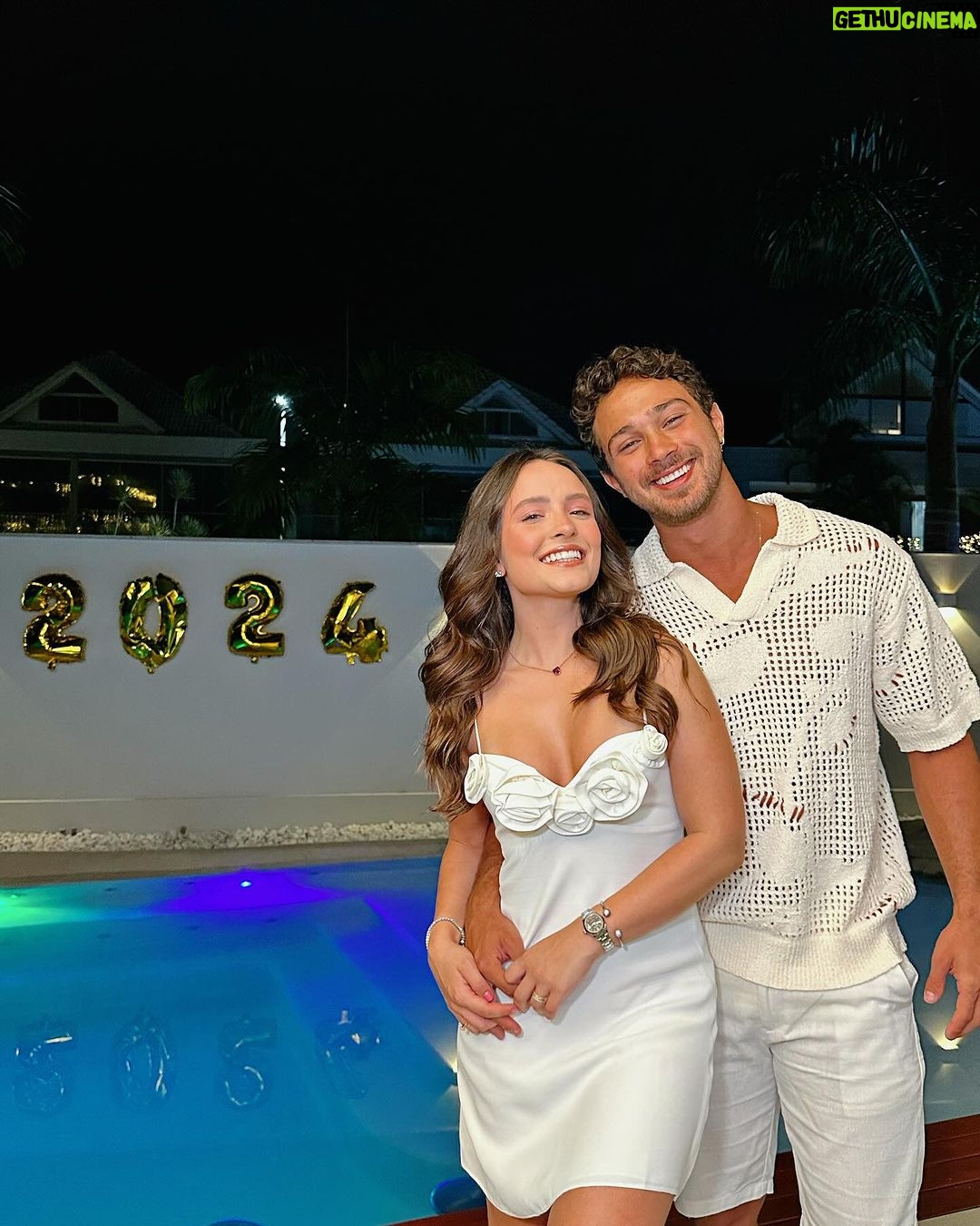 André Luiz Frambach Instagram - 2023 foi um ano cheio de aventuras acima de tudo, um ano com muitos desafios, porém, um ano com muitas conquistas e realizações: ano do meu casamento, ano de 2 filmes no cinema nacional, ano que voltei pros palcos, ano que perdi uma irma(loira), e uma filha( meguinha) ano que realmente por diversos momentos fez a gente querer rebater, provar a verdade, mas que ensinou que acima de tudo precisamos ter AMOR, companheirismo, compreensão e força! Força pra passar por tudo e permanecer unido, força pra não se importar com as mentiras e falácias e força pra conseguir seguir em frente realizando tantos sonhos!! Que 2024 seja repleto de desafios tbm, porque papai do céu só dá uma cruz pra quem consegue carregar, e levo esse 2023 com o MAIOR AMOR DO MUNDO! EU CASEEEEI ❤️❤️💥💥💥