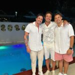 André Luiz Frambach Instagram – 2023 foi um ano cheio de aventuras acima de tudo, um ano com muitos desafios, porém, um ano com muitas conquistas e realizações: ano do meu casamento, ano de 2 filmes no cinema nacional, ano que voltei pros palcos, ano que perdi uma irma(loira), e uma filha( meguinha) ano que realmente por diversos momentos fez a gente querer rebater, provar a verdade, mas que ensinou que acima de tudo precisamos ter AMOR, companheirismo, compreensão e força! Força pra passar por tudo e permanecer unido, força pra não se importar com as mentiras e falácias e força pra conseguir seguir em frente realizando tantos sonhos!! Que 2024 seja repleto de desafios tbm, porque papai do céu só dá uma cruz pra quem consegue carregar, e levo esse 2023 com o MAIOR AMOR DO MUNDO! EU CASEEEEI ❤️❤️💥💥💥