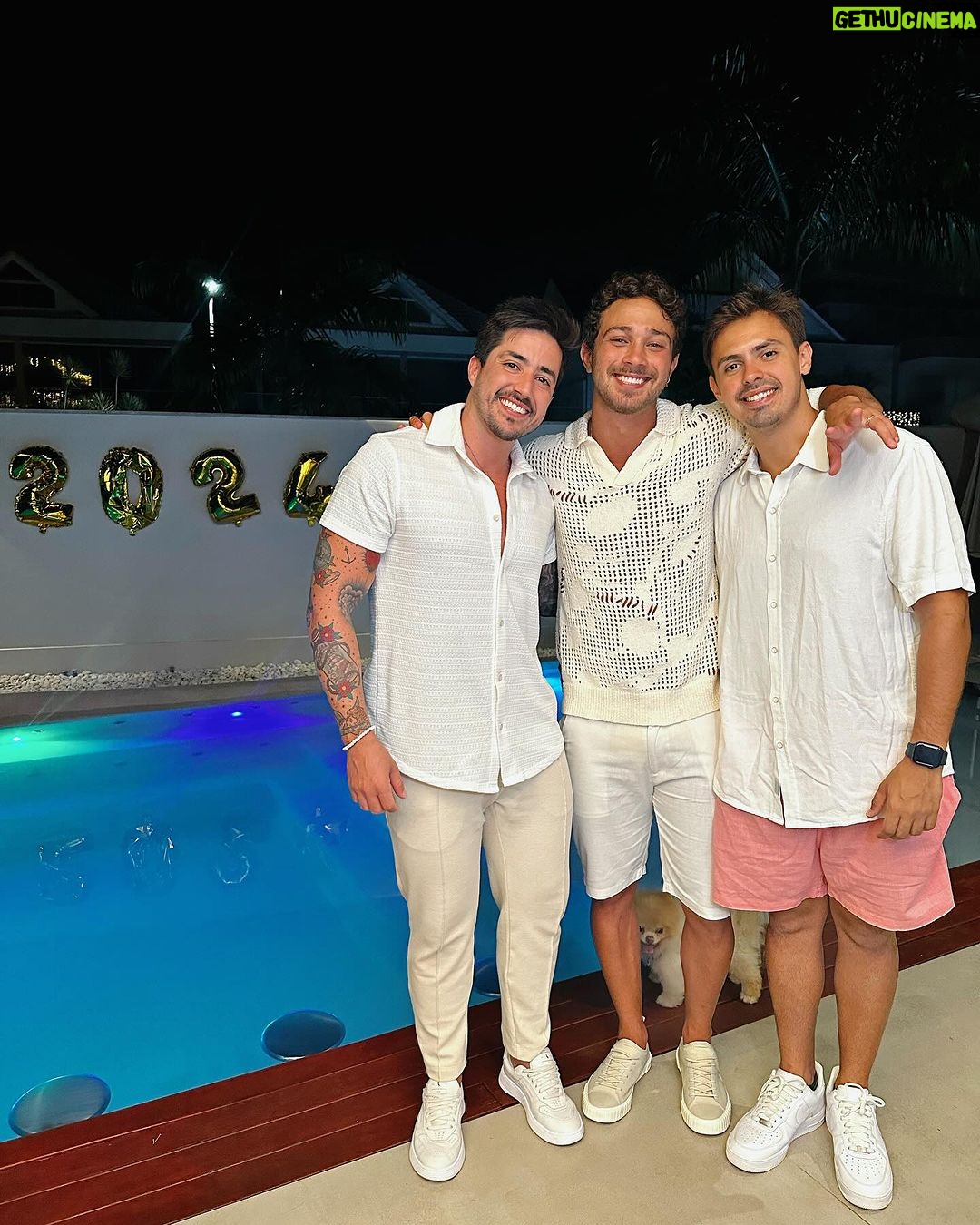 André Luiz Frambach Instagram - 2023 foi um ano cheio de aventuras acima de tudo, um ano com muitos desafios, porém, um ano com muitas conquistas e realizações: ano do meu casamento, ano de 2 filmes no cinema nacional, ano que voltei pros palcos, ano que perdi uma irma(loira), e uma filha( meguinha) ano que realmente por diversos momentos fez a gente querer rebater, provar a verdade, mas que ensinou que acima de tudo precisamos ter AMOR, companheirismo, compreensão e força! Força pra passar por tudo e permanecer unido, força pra não se importar com as mentiras e falácias e força pra conseguir seguir em frente realizando tantos sonhos!! Que 2024 seja repleto de desafios tbm, porque papai do céu só dá uma cruz pra quem consegue carregar, e levo esse 2023 com o MAIOR AMOR DO MUNDO! EU CASEEEEI ❤️❤️💥💥💥