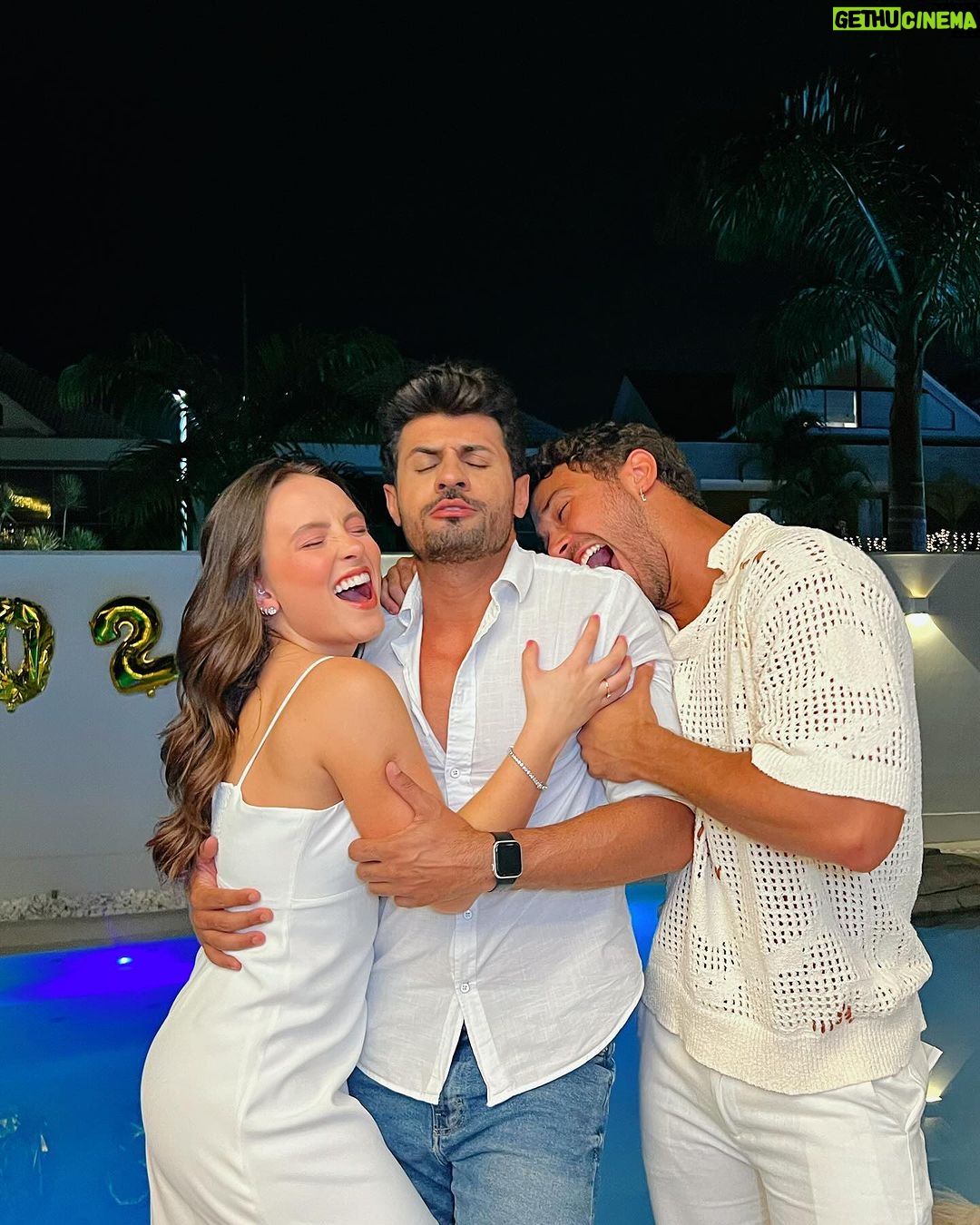 André Luiz Frambach Instagram - 2023 foi um ano cheio de aventuras acima de tudo, um ano com muitos desafios, porém, um ano com muitas conquistas e realizações: ano do meu casamento, ano de 2 filmes no cinema nacional, ano que voltei pros palcos, ano que perdi uma irma(loira), e uma filha( meguinha) ano que realmente por diversos momentos fez a gente querer rebater, provar a verdade, mas que ensinou que acima de tudo precisamos ter AMOR, companheirismo, compreensão e força! Força pra passar por tudo e permanecer unido, força pra não se importar com as mentiras e falácias e força pra conseguir seguir em frente realizando tantos sonhos!! Que 2024 seja repleto de desafios tbm, porque papai do céu só dá uma cruz pra quem consegue carregar, e levo esse 2023 com o MAIOR AMOR DO MUNDO! EU CASEEEEI ❤️❤️💥💥💥