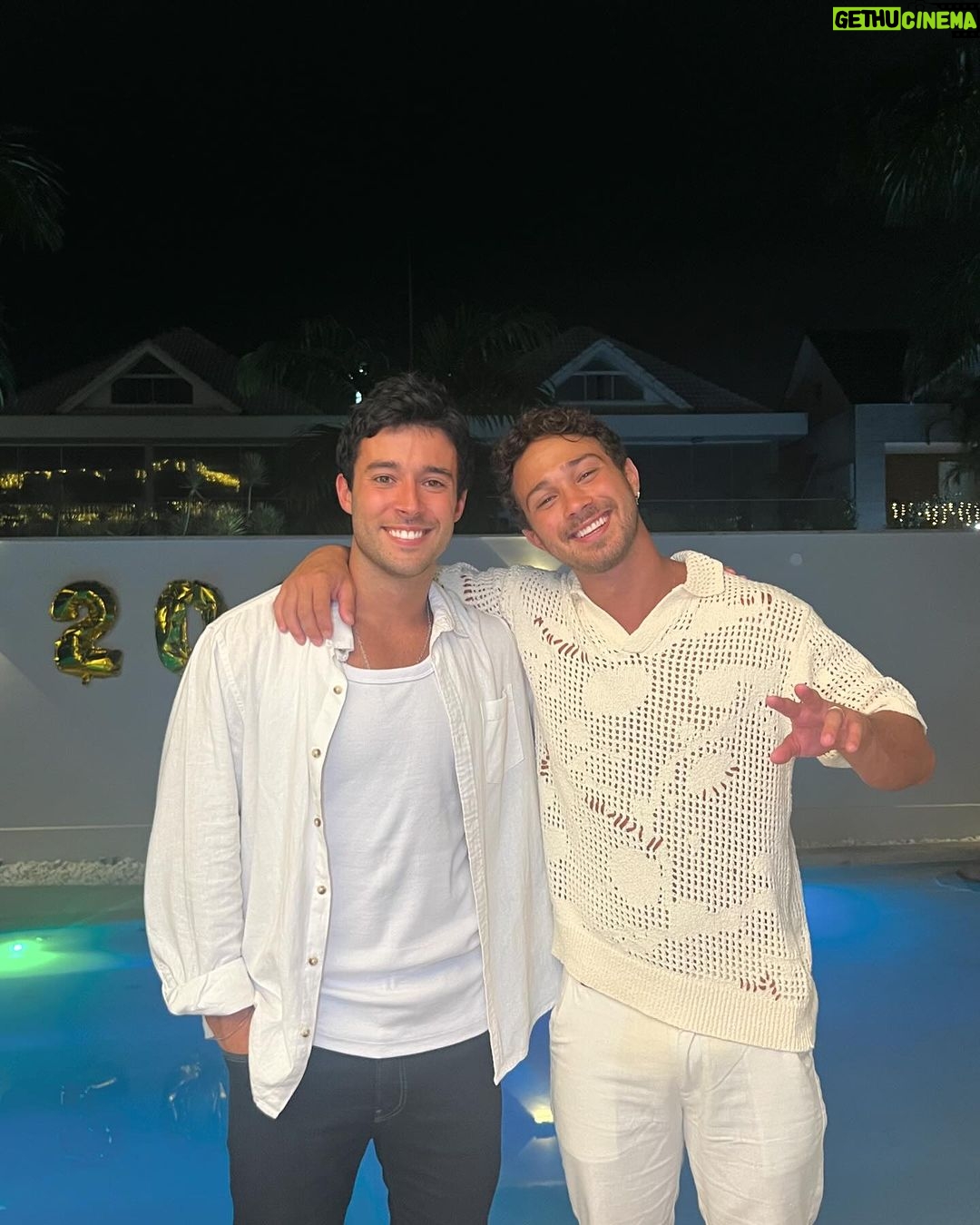 André Luiz Frambach Instagram - 2023 foi um ano cheio de aventuras acima de tudo, um ano com muitos desafios, porém, um ano com muitas conquistas e realizações: ano do meu casamento, ano de 2 filmes no cinema nacional, ano que voltei pros palcos, ano que perdi uma irma(loira), e uma filha( meguinha) ano que realmente por diversos momentos fez a gente querer rebater, provar a verdade, mas que ensinou que acima de tudo precisamos ter AMOR, companheirismo, compreensão e força! Força pra passar por tudo e permanecer unido, força pra não se importar com as mentiras e falácias e força pra conseguir seguir em frente realizando tantos sonhos!! Que 2024 seja repleto de desafios tbm, porque papai do céu só dá uma cruz pra quem consegue carregar, e levo esse 2023 com o MAIOR AMOR DO MUNDO! EU CASEEEEI ❤️❤️💥💥💥