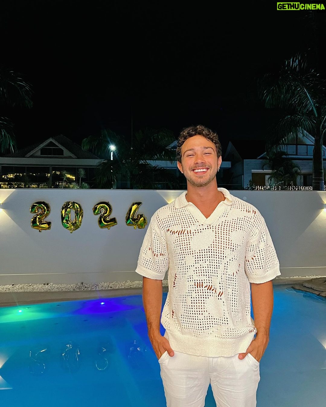 André Luiz Frambach Instagram - 2023 foi um ano cheio de aventuras acima de tudo, um ano com muitos desafios, porém, um ano com muitas conquistas e realizações: ano do meu casamento, ano de 2 filmes no cinema nacional, ano que voltei pros palcos, ano que perdi uma irma(loira), e uma filha( meguinha) ano que realmente por diversos momentos fez a gente querer rebater, provar a verdade, mas que ensinou que acima de tudo precisamos ter AMOR, companheirismo, compreensão e força! Força pra passar por tudo e permanecer unido, força pra não se importar com as mentiras e falácias e força pra conseguir seguir em frente realizando tantos sonhos!! Que 2024 seja repleto de desafios tbm, porque papai do céu só dá uma cruz pra quem consegue carregar, e levo esse 2023 com o MAIOR AMOR DO MUNDO! EU CASEEEEI ❤️❤️💥💥💥