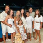 André Luiz Frambach Instagram – 2023 foi um ano cheio de aventuras acima de tudo, um ano com muitos desafios, porém, um ano com muitas conquistas e realizações: ano do meu casamento, ano de 2 filmes no cinema nacional, ano que voltei pros palcos, ano que perdi uma irma(loira), e uma filha( meguinha) ano que realmente por diversos momentos fez a gente querer rebater, provar a verdade, mas que ensinou que acima de tudo precisamos ter AMOR, companheirismo, compreensão e força! Força pra passar por tudo e permanecer unido, força pra não se importar com as mentiras e falácias e força pra conseguir seguir em frente realizando tantos sonhos!! Que 2024 seja repleto de desafios tbm, porque papai do céu só dá uma cruz pra quem consegue carregar, e levo esse 2023 com o MAIOR AMOR DO MUNDO! EU CASEEEEI ❤️❤️💥💥💥