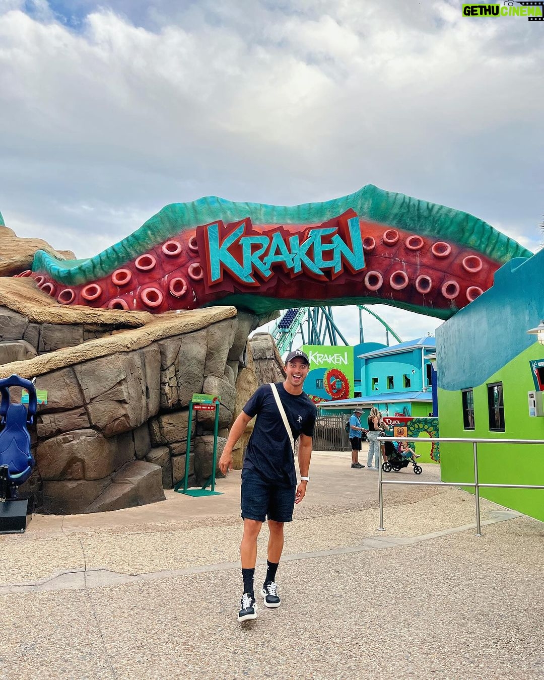 André Luiz Frambach Instagram - Dia de muita aventura nessas montanhas russas do @seaworldorlandobr Ah, e se estiver por aqui entre 2 de fevereiro e 19 de maio, você pode aproveitar o festival gastronômico Seven Seas Food Festival, que conta com um menu inspirado em todas as partes do mundo, shows ao vivo e muito entretenimento para toda a família. O evento acontece em datas selecionadas e já está incluído no ingresso do parque. Alimentos e bebidas são vendidos separadamente. Não perca essa oportunidade de se divertir, saborear pratos deliciosos e ainda aprender sobre diferentes culturas 🌊
