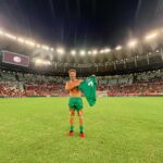 André Luiz Frambach Instagram – Mais um sonho realizado, 2023 você trouxe realmente muitas emoções hein!!! Era pra eu ter jogado ano passado já, mas não deu… era porque tinha que ser hoje, com amigos especiais em campo, família toda reunida, um gol em baixo dessas traves ai, desse gramado sagrado do Maracanã, que doidera! As vezes é até difícil de acreditar hahahahah.
E olha que era pra sair mais de 1 hein, mas foi do jeito que tinha que ser. Obrigado mais uma vez pelo convite, pelo prestigio de poder fazer parte dessa festa que tem uma causa tao especial  @jdezico @coimbrabr @zico Estádio do Maracanã