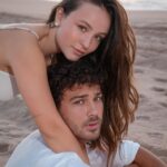 André Luiz Frambach Instagram - A vida é leve junto com você Meu olho brilha doido pra dizer Meu Porto Seguro é você! 💘 📸 @camilleframbach