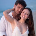 André Luiz Frambach Instagram - A vida é leve junto com você Meu olho brilha doido pra dizer Meu Porto Seguro é você! 💘 📸 @camilleframbach