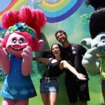 André Luiz Frambach Instagram – Trouxemos nossa VIVA @larissamanoela e @andreluizframbach para acompanhar de perto a estreia do nosso mais novo show “No Ritmo de Trolls”, que acontece todos os dias de parque aberto, às 19h! Você está pronto para se juntar a nós e se emocionar também? 🌈✨
