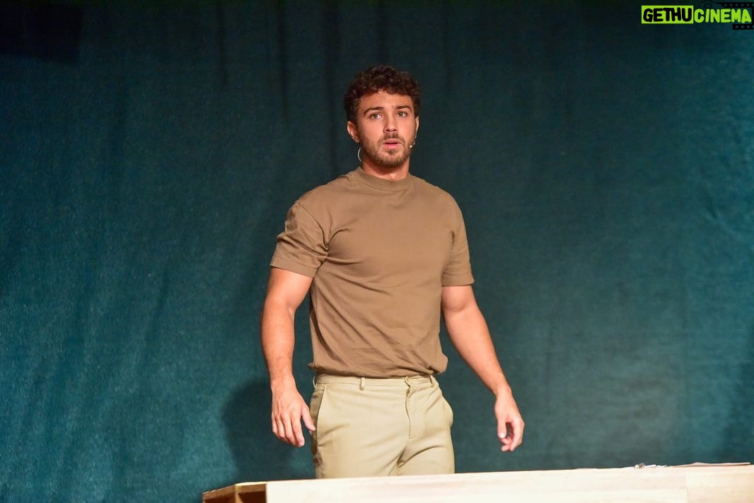 André Luiz Frambach Instagram - Minha cara quando eu vejo que você ainda não garantiu seu ingresso pra assistir O AMOR PASSOU POR AQUI. Estamos passando pelos estados do Brasil e quero te encontrar no teatro hein 🎭 Próximas apresentações: RJ- Teatro dos Grandes Atores 11/11 sábado 21h 12/11 domingo 20h 18/11 sábado 21h 19/11 domingo 20h BH- Cine Theatro Brasil Vallourec 7/12 quinta 21h 8/12 sexta 21h