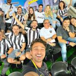 André Luiz Frambach Instagram - Quem me conhece sabe o quanto eu sou ligado na minha família, inclusive naquela que a gente escolhe durante a vida(amigos), ontem eu fui convidado pela @centrum_brasil pra assistir o jogo no camarote incrível deles, assim eu pude juntas as duas paixões @botafogo e essa família linda aí!!! Independentemente do que aconteceu no final, foi uma festa linda, somos muito diferentes e SEREMOS 🏆🖤🤍