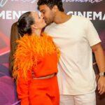 André Luiz Frambach Instagram – Tenho tanto orgulho dessa mulher, dessa atriz, empresária, dubladora, cantora, noiva e tudo mais que ela se propõe a fazer e ser! Lindo te ver brilhando na vida, nas animações, nas telonas e telinhas! Lindo ver suas escolhas, seu tamanho e seu poder! Reparem bem o que ela fala no vídeo sobre os sonhos e sobre o que a gente deseja, o universo escuta tudo que falamos, todos os nossos sentimentos, e todos os nossos desejos. Tudo tem a hora certa e até a hora certa chegar, precisamos ir em busca disso! Larissa é a prova viva de que tudo que ela quer ela consegue indo atrás, desejando, lutando, e depois de muita luta, conquistando! Te amo meu amor, feliz demais por mais essa conquista!!! E como o Hugo disse no discurso tbm “NÃO TEM COMO NÃO GOSTAR” que filme lindo, que produção, parabéns a todos os envolvidos, super emocionante, engraçado, tocante… enfim, vão ao cinema ❤️