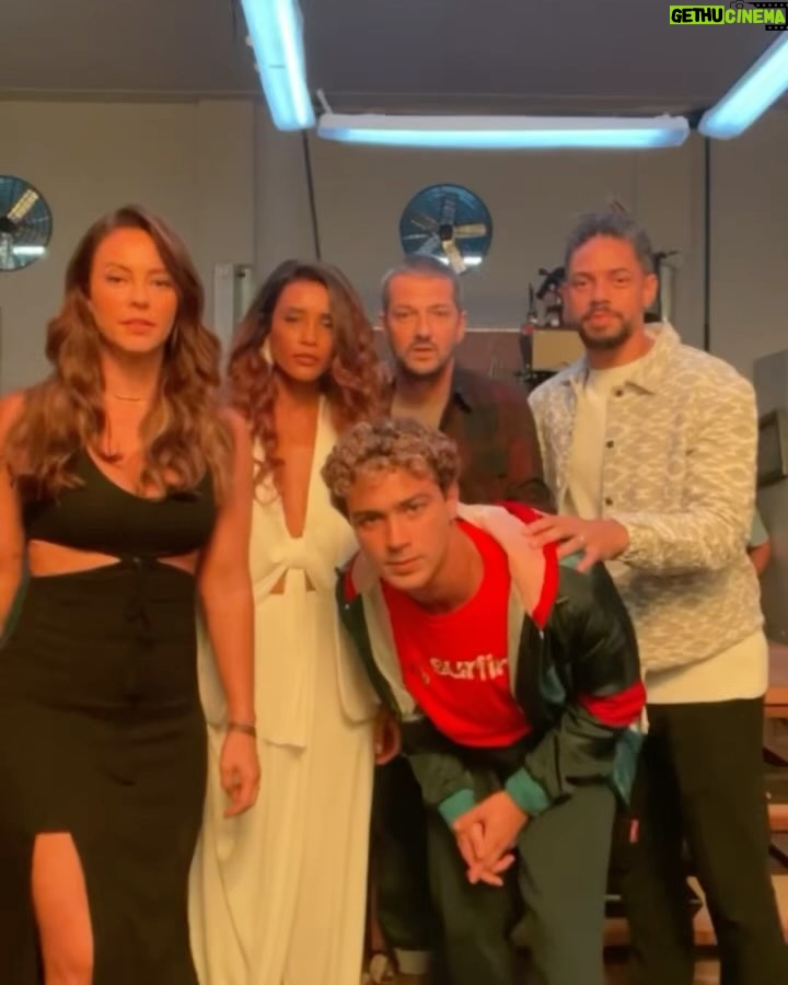 André Luiz Frambach Instagram - @iemmys que emoção 💥❤️🎥📺 As vezes a gente precisa fingir “costume” mas não dá não!!! Quando a gente faz uma coisa com tanto amor, dedicação, carinho, cuidado… a resposta sempre vem!! CARA E CORAGEM FOI INDICADA AO EMMY que orgulho desse time, dessa equipe, de todos que fizeram parte dessa história e desse projeto lindo! Lembro como se fosse hoje quando a @natigrim me ligou dizendo que tinha dado certo que meu teste tinha sido ótimo e que iríamos fazer mais uma novela juntos, estava na beira do mar vendo o por do sol, senti ali que esse projeto seria especial de uma forma diferente, e foi! Como uma montanha russa assim como a vida foram muitos altos e baixos, de tensão, de ansiedade, de expectativas e a resposta tá aí! Obrigado time! Vocês são especiais demais ❤️