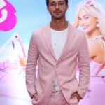 André Luiz Frambach Instagram – Hi Barbie, hi Ken 👋🏽.
Que filme sensacional, pra quem tá ansioso pra ver só por ser da Barbie irá receber muito mais do que o que realmente acha que irá ver.
Sensível, forte, marcante, tocante realmente uma obra de arte! Atores impecáveis, roteiro, direção, cenografia, fotografia…. Tudo absurdamente lindo! 💕🌸💖🦩