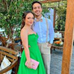 André Luiz Frambach Instagram - Sem dúvida ontem foi um dos dias mais felizes da minha vida. Ver um casamento já é lindo e emocionante. Ver o casamento de um irmão meu, que me viu nascendo, e de certa forma ser um dos “responsáveis” por esse encontro faz tudo ser mais emocionante ainda. Poder entrar pela primeira vez no altar com meu sorvetinho, minha vida, o amor da/pra minha vida como padrinhos(ainda) faz a gente só ter mais vontade e ansiedade ainda de finalmente termos esse nosso momento que é um grande sonho nosso. Poder ver minha irmã e meu cunhado entrando como padrinhos (ainda tbm ahhahahah) e dividir essa responsabilidade dos padrinhos pela primeira vez com eles é surreal, é um sonho real. Crescemos todos juntos, formamos um grupo extremamente unido em todas as situações então ver toda essa galera sendo “responsável” por esse amor e essa união é lindo e é a prova que o amor existe, de várias maneiras e que ele é de fato o sentimento mais puro e lindo que existe. Saber de tudo que meu irmão passou nos últimos meses e ver ele realizando esse sonho com uma mulher incrivel, forte, determinada que de fato com todo o apoio que ele tem nosso, se não fosse por ela, e pelo amor dos dois, tudo se tornaria mais difícil. Mas os dois sabem o que o amor significa nessa vida, e foram fortes juntos, e sabem que acima de tudo e de todos existe o amor! Eu amo vocês dois meus afilhados. Amo o relacionamento de vocês, amo o amor de vocês, amo saber que temos um grupo unido e forte que acima de tudo incentiva que tenhamos valores, caráter e muito muito amor, porque isso tudo tem faltado nessa sociedade de hj em dia. TE AMO @veloso_92 TE AMO @veronicaoliveira TE AMO @camilleframbach e @maxfernandezoficial TE AMOOO MEU AMOR @larissamanoela ❤️ jaja seremos nós!!!