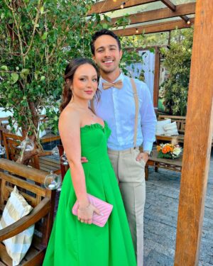 André Luiz Frambach Instagram - Sem dúvida ontem foi um dos dias mais felizes da minha vida. Ver um casamento já é lindo e emocionante. Ver o casamento de um irmão meu, que me viu nascendo, e de certa forma ser um dos “responsáveis” por esse encontro faz tudo ser mais emocionante ainda. Poder entrar pela primeira vez no altar com meu sorvetinho, minha vida, o amor da/pra minha vida como padrinhos(ainda) faz a gente só ter mais vontade e ansiedade ainda de finalmente termos esse nosso momento que é um grande sonho nosso. Poder ver minha irmã e meu cunhado entrando como padrinhos (ainda tbm ahhahahah) e dividir essa responsabilidade dos padrinhos pela primeira vez com eles é surreal, é um sonho real. Crescemos todos juntos, formamos um grupo extremamente unido em todas as situações então ver toda essa galera sendo “responsável” por esse amor e essa união é lindo e é a prova que o amor existe, de várias maneiras e que ele é de fato o sentimento mais puro e lindo que existe. 
Saber de tudo que meu irmão passou nos últimos meses e ver  ele realizando esse sonho com uma mulher incrivel, forte, determinada que de fato com todo o apoio que ele tem nosso, se não fosse por ela, e pelo amor dos dois, tudo se tornaria mais difícil. Mas os dois sabem o que o amor significa nessa vida, e foram fortes juntos, e sabem que acima de tudo e de todos existe o amor! Eu amo vocês dois meus afilhados. Amo o relacionamento de vocês, amo o amor de vocês, amo saber que temos um grupo unido e forte que acima de tudo incentiva que tenhamos valores, caráter e muito muito amor, porque isso tudo tem faltado nessa sociedade de hj em dia. TE AMO @veloso_92 TE AMO @veronicaoliveira  TE AMO @camilleframbach  e @maxfernandezoficial  TE AMOOO MEU AMOR @larissamanoela ❤️ jaja seremos nós!!!