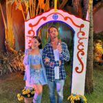 André Luiz Frambach Instagram – Que noite especial ontem! Um arraia de muito amor, muita felicidade, paz, energia positiva,união . Sempre com meu sorvetinho que faz tudo ficar mais lindo e divertido ainda, te amo meu amor, minha noiva ❤️🍦🐠❤️.
Muito obrigado pelo convite e recepção @paollaoliveirareal e @diogonogueira_oficial vocês são incríveis, sorte ser fã de amigos né ❤️.
Reencontros muito importantes com pessoas que sinto falta no dia a dia, falta de uma conversa olho no olho, de um abraço, obrigado universo por me proporcionar esses encontros e esses dias especiais 🎊