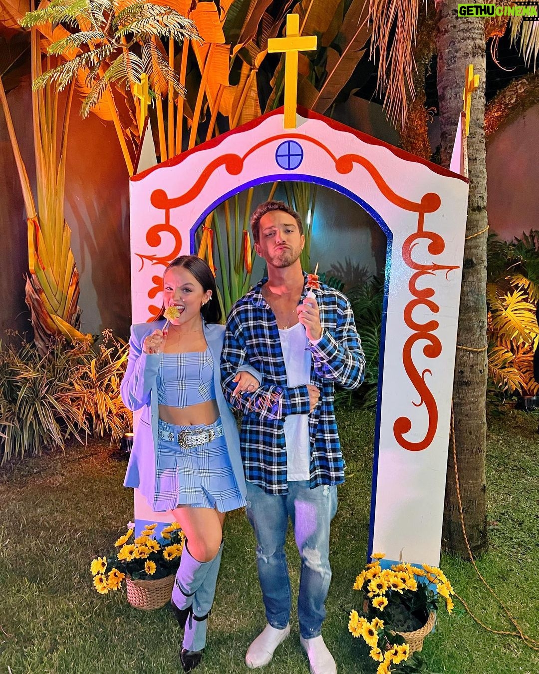 André Luiz Frambach Instagram - Que noite especial ontem! Um arraia de muito amor, muita felicidade, paz, energia positiva,união . Sempre com meu sorvetinho que faz tudo ficar mais lindo e divertido ainda, te amo meu amor, minha noiva ❤️🍦🐠❤️. Muito obrigado pelo convite e recepção @paollaoliveirareal e @diogonogueira_oficial vocês são incríveis, sorte ser fã de amigos né ❤️. Reencontros muito importantes com pessoas que sinto falta no dia a dia, falta de uma conversa olho no olho, de um abraço, obrigado universo por me proporcionar esses encontros e esses dias especiais 🎊