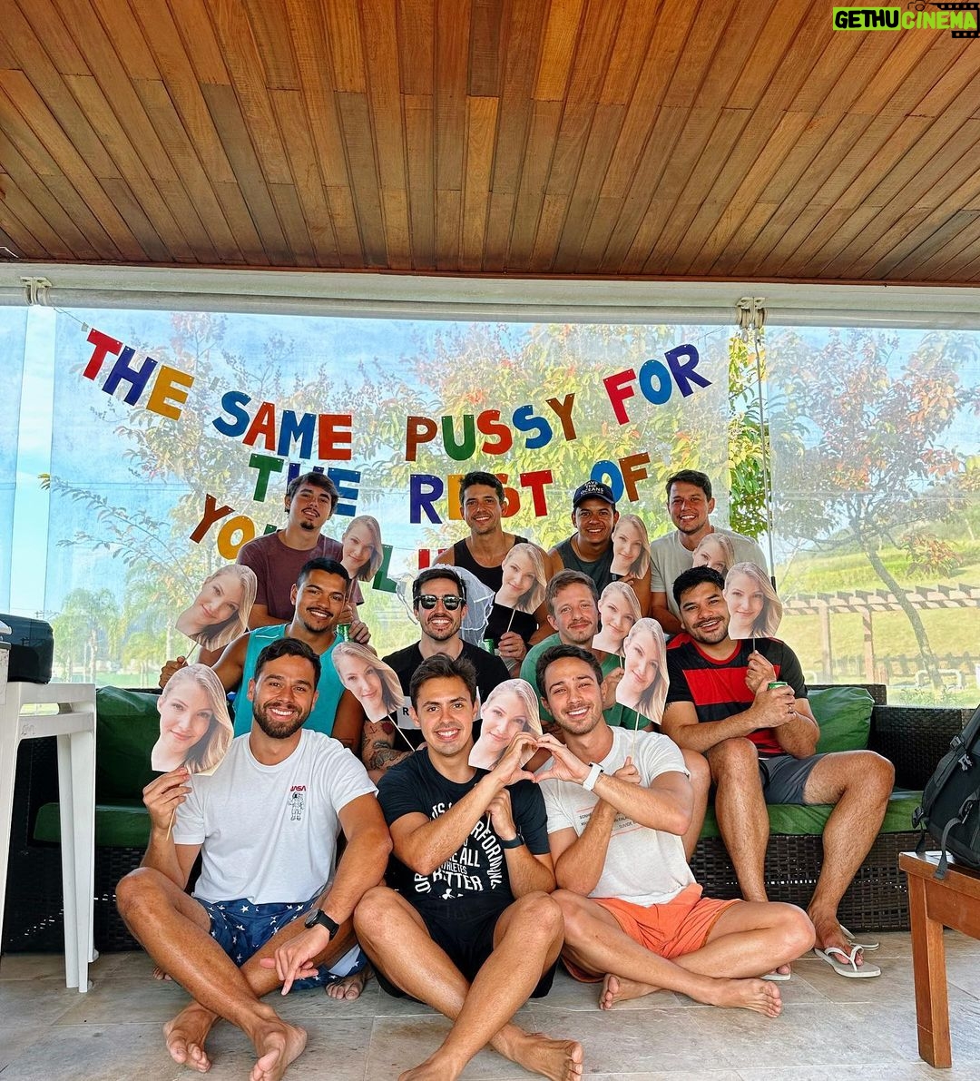 André Luiz Frambach Instagram - Ontem foi o dia de fazer a despedida de solteiro desse meu irmão que deu a largada pros casamentos do nosso grupo ahahhaha. É louco ver como o tempo passa, a vida segue o fluxo dela e as coisas vão aconteceremos como devem acontecer, as vezes a gente luta, reluta mas no fim o melhor sempre acontece!! Pela primeira vez eu vou ser padrinho de casamento, se um muleque que eu amo, que eu admiro, que me viu na barriga da mamãe, que cresceu comigo, que sempre me apoiou e esteve do meu lado, até nos momentos mais “distantes” o amor e a consideração nunca deixou de existir. Pela primeira vez eu e meu sorvetinho juntos em um casamento, pela primeira vez eu e meu sorvetinho sendo padrinhos desse casal que mesmo sem a gente ter consciência a gente acabou juntando!! Que orgulho de você meu irmão, que orgulho de vocês dois, que o amor de vocês sempre seja maior que qualquer coisa! Amo vocês demais @veloso_92 @veronicaoliveira
