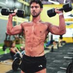 André Luiz Frambach Instagram - André Luiz Frambach se divide entre funcional, crossfit e yoga em meio aos trabalhos como ator. O artista chegou a ganhar 10kg de massa magra e agora procura manter o físico. Saiba mais em gq.globo.com!