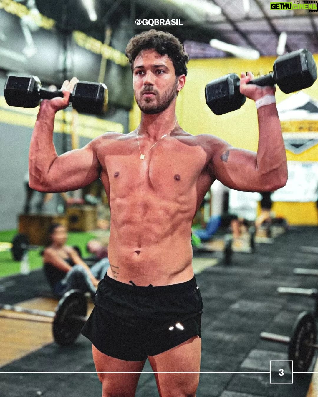 André Luiz Frambach Instagram - André Luiz Frambach se divide entre funcional, crossfit e yoga em meio aos trabalhos como ator. O artista chegou a ganhar 10kg de massa magra e agora procura manter o físico. Saiba mais em gq.globo.com!