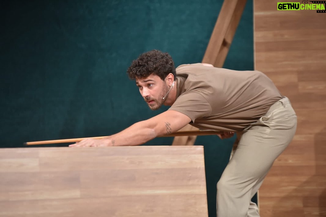 André Luiz Frambach Instagram - Minha cara quando eu vejo que você ainda não garantiu seu ingresso pra assistir O AMOR PASSOU POR AQUI. Estamos passando pelos estados do Brasil e quero te encontrar no teatro hein 🎭 Próximas apresentações: RJ- Teatro dos Grandes Atores 11/11 sábado 21h 12/11 domingo 20h 18/11 sábado 21h 19/11 domingo 20h BH- Cine Theatro Brasil Vallourec 7/12 quinta 21h 8/12 sexta 21h