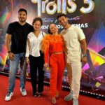 André Luiz Frambach Instagram – Tenho tanto orgulho dessa mulher, dessa atriz, empresária, dubladora, cantora, noiva e tudo mais que ela se propõe a fazer e ser! Lindo te ver brilhando na vida, nas animações, nas telonas e telinhas! Lindo ver suas escolhas, seu tamanho e seu poder! Reparem bem o que ela fala no vídeo sobre os sonhos e sobre o que a gente deseja, o universo escuta tudo que falamos, todos os nossos sentimentos, e todos os nossos desejos. Tudo tem a hora certa e até a hora certa chegar, precisamos ir em busca disso! Larissa é a prova viva de que tudo que ela quer ela consegue indo atrás, desejando, lutando, e depois de muita luta, conquistando! Te amo meu amor, feliz demais por mais essa conquista!!! E como o Hugo disse no discurso tbm “NÃO TEM COMO NÃO GOSTAR” que filme lindo, que produção, parabéns a todos os envolvidos, super emocionante, engraçado, tocante… enfim, vão ao cinema ❤️