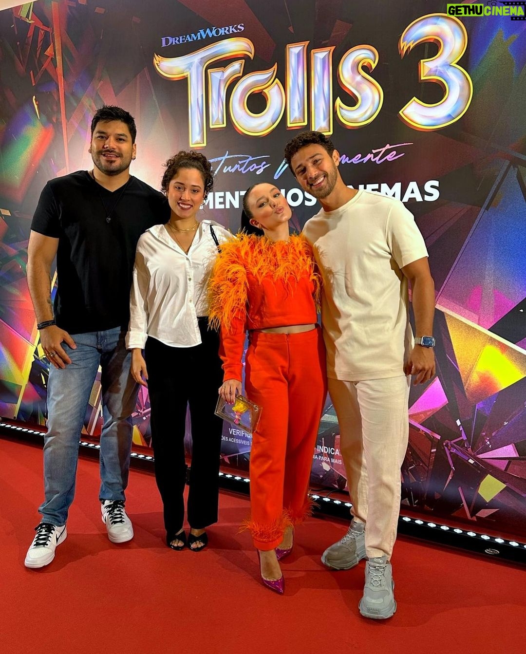 André Luiz Frambach Instagram - Tenho tanto orgulho dessa mulher, dessa atriz, empresária, dubladora, cantora, noiva e tudo mais que ela se propõe a fazer e ser! Lindo te ver brilhando na vida, nas animações, nas telonas e telinhas! Lindo ver suas escolhas, seu tamanho e seu poder! Reparem bem o que ela fala no vídeo sobre os sonhos e sobre o que a gente deseja, o universo escuta tudo que falamos, todos os nossos sentimentos, e todos os nossos desejos. Tudo tem a hora certa e até a hora certa chegar, precisamos ir em busca disso! Larissa é a prova viva de que tudo que ela quer ela consegue indo atrás, desejando, lutando, e depois de muita luta, conquistando! Te amo meu amor, feliz demais por mais essa conquista!!! E como o Hugo disse no discurso tbm “NÃO TEM COMO NÃO GOSTAR” que filme lindo, que produção, parabéns a todos os envolvidos, super emocionante, engraçado, tocante… enfim, vão ao cinema ❤️