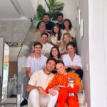 André Luiz Frambach Instagram – Tenho tanto orgulho dessa mulher, dessa atriz, empresária, dubladora, cantora, noiva e tudo mais que ela se propõe a fazer e ser! Lindo te ver brilhando na vida, nas animações, nas telonas e telinhas! Lindo ver suas escolhas, seu tamanho e seu poder! Reparem bem o que ela fala no vídeo sobre os sonhos e sobre o que a gente deseja, o universo escuta tudo que falamos, todos os nossos sentimentos, e todos os nossos desejos. Tudo tem a hora certa e até a hora certa chegar, precisamos ir em busca disso! Larissa é a prova viva de que tudo que ela quer ela consegue indo atrás, desejando, lutando, e depois de muita luta, conquistando! Te amo meu amor, feliz demais por mais essa conquista!!! E como o Hugo disse no discurso tbm “NÃO TEM COMO NÃO GOSTAR” que filme lindo, que produção, parabéns a todos os envolvidos, super emocionante, engraçado, tocante… enfim, vão ao cinema ❤️