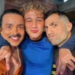 André Luiz Frambach Instagram – @iemmys que emoção 💥❤️🎥📺
As vezes a gente precisa fingir “costume” mas não dá não!!! Quando a gente faz uma coisa com tanto amor, dedicação, carinho, cuidado… a resposta sempre vem!! CARA E CORAGEM FOI INDICADA AO EMMY que orgulho desse time, dessa equipe, de todos que fizeram parte dessa história e desse projeto lindo! Lembro como se fosse hoje quando a @natigrim me ligou dizendo que tinha dado certo que meu teste tinha sido ótimo e que iríamos fazer mais uma novela juntos, estava na beira do mar vendo o por do sol, senti ali que esse projeto seria especial de uma forma diferente, e foi! Como uma montanha russa assim como a vida foram muitos altos e baixos, de tensão, de ansiedade, de expectativas e a resposta tá aí! Obrigado time! Vocês são especiais demais ❤️