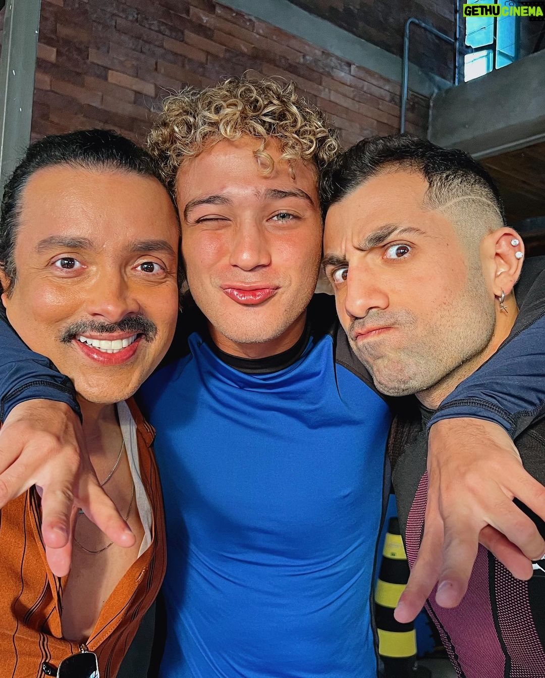 André Luiz Frambach Instagram - @iemmys que emoção 💥❤️🎥📺 As vezes a gente precisa fingir “costume” mas não dá não!!! Quando a gente faz uma coisa com tanto amor, dedicação, carinho, cuidado… a resposta sempre vem!! CARA E CORAGEM FOI INDICADA AO EMMY que orgulho desse time, dessa equipe, de todos que fizeram parte dessa história e desse projeto lindo! Lembro como se fosse hoje quando a @natigrim me ligou dizendo que tinha dado certo que meu teste tinha sido ótimo e que iríamos fazer mais uma novela juntos, estava na beira do mar vendo o por do sol, senti ali que esse projeto seria especial de uma forma diferente, e foi! Como uma montanha russa assim como a vida foram muitos altos e baixos, de tensão, de ansiedade, de expectativas e a resposta tá aí! Obrigado time! Vocês são especiais demais ❤️