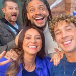 André Luiz Frambach Instagram – @iemmys que emoção 💥❤️🎥📺
As vezes a gente precisa fingir “costume” mas não dá não!!! Quando a gente faz uma coisa com tanto amor, dedicação, carinho, cuidado… a resposta sempre vem!! CARA E CORAGEM FOI INDICADA AO EMMY que orgulho desse time, dessa equipe, de todos que fizeram parte dessa história e desse projeto lindo! Lembro como se fosse hoje quando a @natigrim me ligou dizendo que tinha dado certo que meu teste tinha sido ótimo e que iríamos fazer mais uma novela juntos, estava na beira do mar vendo o por do sol, senti ali que esse projeto seria especial de uma forma diferente, e foi! Como uma montanha russa assim como a vida foram muitos altos e baixos, de tensão, de ansiedade, de expectativas e a resposta tá aí! Obrigado time! Vocês são especiais demais ❤️