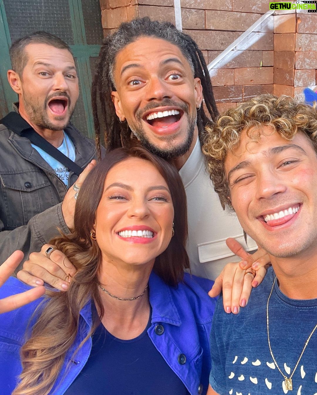 André Luiz Frambach Instagram - @iemmys que emoção 💥❤️🎥📺 As vezes a gente precisa fingir “costume” mas não dá não!!! Quando a gente faz uma coisa com tanto amor, dedicação, carinho, cuidado… a resposta sempre vem!! CARA E CORAGEM FOI INDICADA AO EMMY que orgulho desse time, dessa equipe, de todos que fizeram parte dessa história e desse projeto lindo! Lembro como se fosse hoje quando a @natigrim me ligou dizendo que tinha dado certo que meu teste tinha sido ótimo e que iríamos fazer mais uma novela juntos, estava na beira do mar vendo o por do sol, senti ali que esse projeto seria especial de uma forma diferente, e foi! Como uma montanha russa assim como a vida foram muitos altos e baixos, de tensão, de ansiedade, de expectativas e a resposta tá aí! Obrigado time! Vocês são especiais demais ❤️