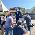 André Luiz Frambach Instagram – @iemmys que emoção 💥❤️🎥📺
As vezes a gente precisa fingir “costume” mas não dá não!!! Quando a gente faz uma coisa com tanto amor, dedicação, carinho, cuidado… a resposta sempre vem!! CARA E CORAGEM FOI INDICADA AO EMMY que orgulho desse time, dessa equipe, de todos que fizeram parte dessa história e desse projeto lindo! Lembro como se fosse hoje quando a @natigrim me ligou dizendo que tinha dado certo que meu teste tinha sido ótimo e que iríamos fazer mais uma novela juntos, estava na beira do mar vendo o por do sol, senti ali que esse projeto seria especial de uma forma diferente, e foi! Como uma montanha russa assim como a vida foram muitos altos e baixos, de tensão, de ansiedade, de expectativas e a resposta tá aí! Obrigado time! Vocês são especiais demais ❤️