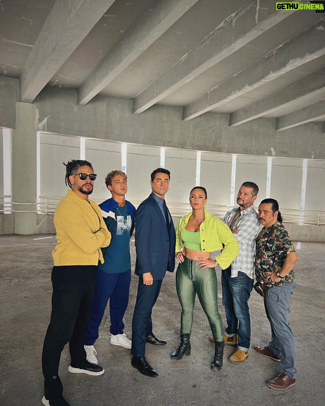 André Luiz Frambach Instagram - @iemmys que emoção 💥❤️🎥📺 As vezes a gente precisa fingir “costume” mas não dá não!!! Quando a gente faz uma coisa com tanto amor, dedicação, carinho, cuidado… a resposta sempre vem!! CARA E CORAGEM FOI INDICADA AO EMMY que orgulho desse time, dessa equipe, de todos que fizeram parte dessa história e desse projeto lindo! Lembro como se fosse hoje quando a @natigrim me ligou dizendo que tinha dado certo que meu teste tinha sido ótimo e que iríamos fazer mais uma novela juntos, estava na beira do mar vendo o por do sol, senti ali que esse projeto seria especial de uma forma diferente, e foi! Como uma montanha russa assim como a vida foram muitos altos e baixos, de tensão, de ansiedade, de expectativas e a resposta tá aí! Obrigado time! Vocês são especiais demais ❤️