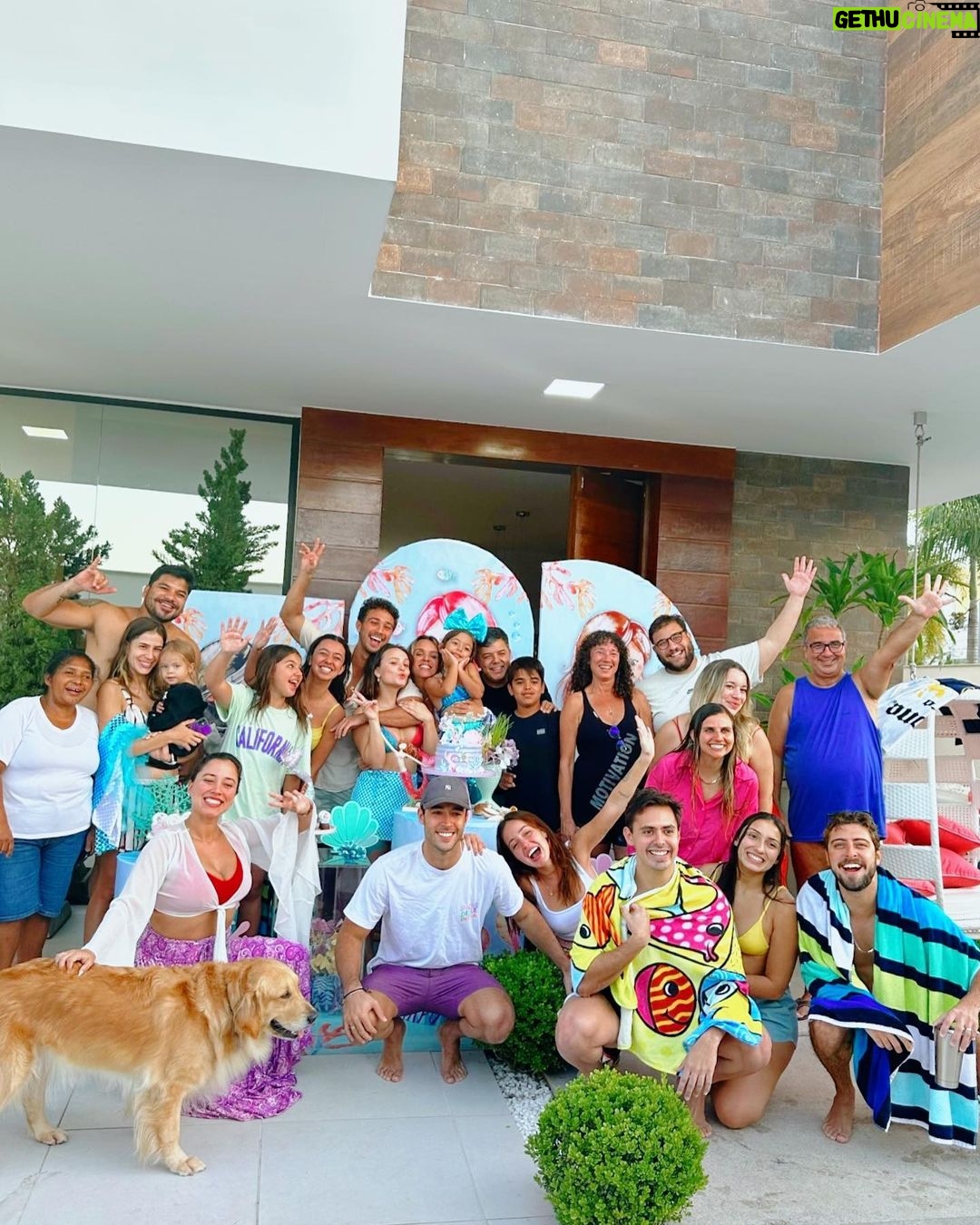 André Luiz Frambach Instagram - Esse feriado foi especial mas por um motivo diferente, pudemos proporcionar pra essa pequena gigante princesa aí ahahahaha um aniversário supresa! Vocês não tem ideia do coração dessa garota @antonellaurbanotosii é uma criança que muitas vezes ensina mais pra gente do que nós adultos ensinamos pra ela! Sou grato de ter entrado nessa família, de ter virado dindo desse ser tão especial e de poder ver ela sorrindo, emocionada e realizada com isso tudo! Foram dias muito especiais, com muito união, amor, calmaria(nem tanto hahahahah) mas calmaria espiritual, quando se tem amor e união até o “caos” de arrumar tudo rápido é delicioso! Obrigado FAMÍLIA! Eu amo vocês!! Parabéns minha pequena princesa! O príncipe te ama muito ❤️🎉🎂