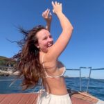 André Luiz Frambach Instagram – Fiz, refiz vários vídeos nossos pra postar hj nesse seu dia, mas achei melhor postar só esse mesmo que mostra todo seu sorriso, toda sua grandeza e brilho. Quero começar esse texto agradecendo antes de tudo pelo nosso amor, pela nossa união, hoje casados, mas muito antes disso com muita amizade,  respeito, admiração, carinho, amor, e sempre liberdade. Nos escolhemos até aqui, escolhemos casar, escolhemos viver todos os dias juntos e assim será pro resto dessa e de outras vidas. Obrigado por esse amor leve e tranquilo, obrigado por fazer eu ser um homem melhor, um ser humano melhor. 
Você imagina o quão eu te admiro e te amo, mas te dou certeza que você não imagina o QUANTO eu te admiro e te amo, o QUANTO eu tenho a certeza da mulher GIGANTE que você é. Infelizmente vivemos em uma sociedade em que as escolhas das mulheres são sempre relacionadas ao homem que está do lado, sempre subestimadas, e reduzidas a sua escolha amorosa, então pra essas pessoas eu só posso desejar mais amor porque só a falta de amor verdadeiro justifica tantas frases absurdas que vemos e ouvimos. Por uma escolha nossa de vida e da nossa relação optamos sempre por deixar falar porque o que realmente importa pra gente, somos nós dois, nós dois e todos que realmente estão do nosso lado nos apoiando e nos dando força pra seguir.
Antes do “laridre” existe a LARISSA e o ANDRÉ, e escolhemos nos unir, porque quando é pra ser É! 
Continua…. Comentários ⬇️