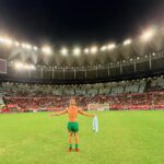 André Luiz Frambach Instagram – Mais um sonho realizado, 2023 você trouxe realmente muitas emoções hein!!! Era pra eu ter jogado ano passado já, mas não deu… era porque tinha que ser hoje, com amigos especiais em campo, família toda reunida, um gol em baixo dessas traves ai, desse gramado sagrado do Maracanã, que doidera! As vezes é até difícil de acreditar hahahahah.
E olha que era pra sair mais de 1 hein, mas foi do jeito que tinha que ser. Obrigado mais uma vez pelo convite, pelo prestigio de poder fazer parte dessa festa que tem uma causa tao especial  @jdezico @coimbrabr @zico Estádio do Maracanã