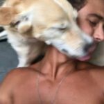 André Luiz Frambach Instagram - Apesar do post de ontem ter sido sobre sorrir… ontem foi um dia difícil de sorrir, partiu desse plano aqui a minha primeira filha, minha eterna loirinha. Nosso encontro foi de fato um reencontro, eu chegando da escola do meu 2 ano, loirinha estava no final da minha rua, assim que ela me viu ela veio correndo e pulou com as 4 patas no meu colo, como se eu já fosse o dono dela(estimamos que ela tivesse uns 2 anos mais ou menos). Procuramos muito os donos delas porque uma cachorra linda, doce, meiga e super bem cuidada provavelmente tinha donos, no entanto a gente não sabia que os donos dela na real éramos nós. Ficamos com ela, e por muitos anos ela foi minha maior companheira, de praia, mergulho, sono e tudo. Depois voltei a trabalhar muito e fomos nós “distanciando” e com essa distância ela passou a ficar COLADA com mamãe, porém sempre que voltava pra casa ela tava lá com um sorriso nesse focinho de “fuinha” ahahahahah pra me receber e colar em mim. Brincávamos entre nós que eu tinha perdido a loira pra mamãe, mas a gente sabe que não existe isso, esses seres não substituem nunca um amor e por isso que falo que devíamos aprender muito com eles, eles somam e tem amor e carinho pra todo mundo sem esperar nada em troca, apenas amor e carinho ( e que falta isso faz pros seres humanos né?) . Os anos passaram e ela perdeu um olho por conta de uma doença do carrapato que fica no sangue e como adotamos ela não sabíamos disso. Operamos o olhinho dela e ela voltou com tudo como se não tivesse passado por nenhuma dor ou cirurgia. A pandemia chegou e senti a necessidade de pegar uma “cãopania” pra ela, afinal ela estava ficando velhinha e precisava animar e ser estimulada em uma “matilha”. Foi quando a nalinha apareceu nas nossas vidas. Depois de muita companhia, amor, e ajudar a gente a criar a nalinha, loirinha começou a adoecer, afinal a idade estava chegando. Por muito tempo ela relutou pra nós deixar, pra ir embora desse plano, parava de comer e depois de um tempo voltava como se estivesse nova de novo, era algo incompreensível pra gente. Toda hora parecia que ela ir partir e do nada ela voltava com tudo, cheia de vida… CONTINUA NOS COMENTÁRIOS.