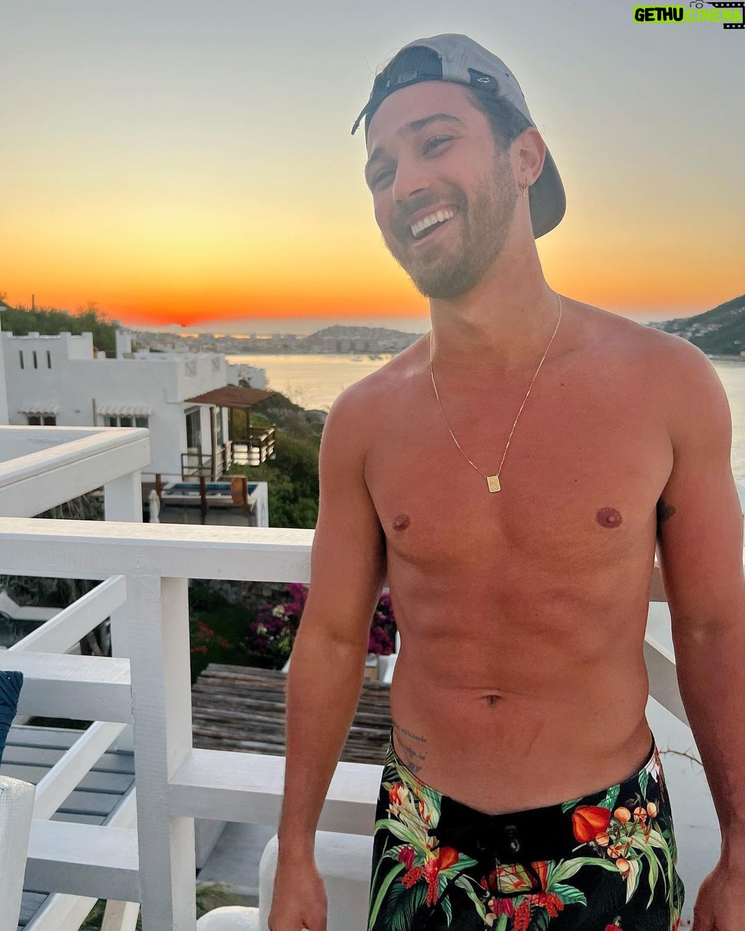 André Luiz Frambach Instagram - Mini férias com muita natureza, momentos de renovação, reconexão, amor e paz 🍃❤️. Obrigado @casamardagrecia