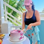 André Luiz Frambach Instagram - Mille primeiro quero começar agradecendo por você ser essa mulher tão dedicada, estudiosa e batalhadora. Infelizmente o mundo ainda não está tão preparado pra ver mulheres líderes e donas de si, mas você desde sempre luta pra que isso aconteça e eu tenho a certeza que o universo tem conspirado pra que todos os seus sonhos e desejos se realizem, atrelado a isso, em nenhum momento você desistiu de se aprimorar e evoluir em absolutamente tudo que se propôs a fazer, mesmo as pessoas duvidando, te descredibilizando e duvidando de toda a sua capacidade. Quero te agradecer por todos os conselhos, todo o amor, todo o carinho que você tem não só por mim, mas com todas as pessoas te rodeiam, você é inspiração. Sempre digo se hj eu sou o que sou 60% é responsabilidade tua, que nunca me deixou desistir, que sempre insistiu que eu evoluísse e entendesse cada vez mais o André, cada vez mais o personagem especificamente que passou na minha vida e tenho certeza que continuará me ajudando em todos que virão! Minha diretora, minha irmã, meu amor, minha fortaleza ❤️ eu te amo!! Espero que esteja curtindo e aproveitando muito seus 30 aninhos, virão muitos ainda pela frente. Eu te amooo