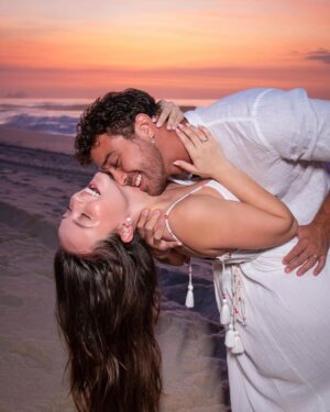 André Luiz Frambach Instagram - A vida é leve junto com você 
Meu olho brilha doido pra dizer 
Meu Porto Seguro é você! 💘
📸 @camilleframbach