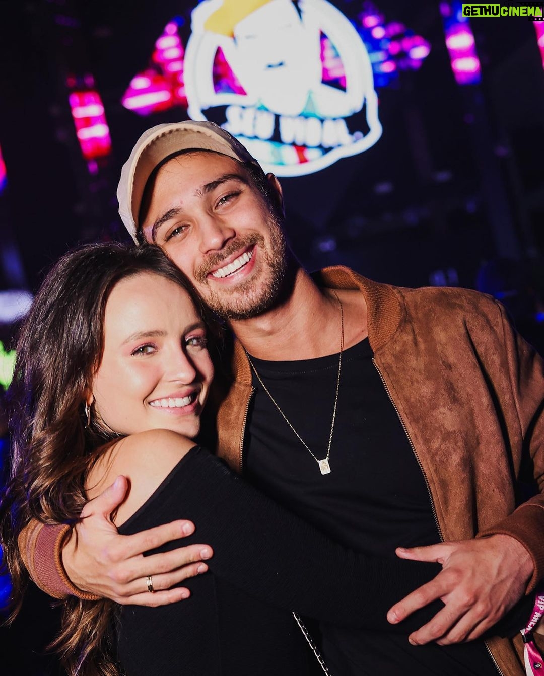 André Luiz Frambach Instagram - Que noiteeee 💥🍾🪩 @festaseuvidal . O bonde já faz a festa em qualquer lugar, num evento desse então!! Loucuraaaa